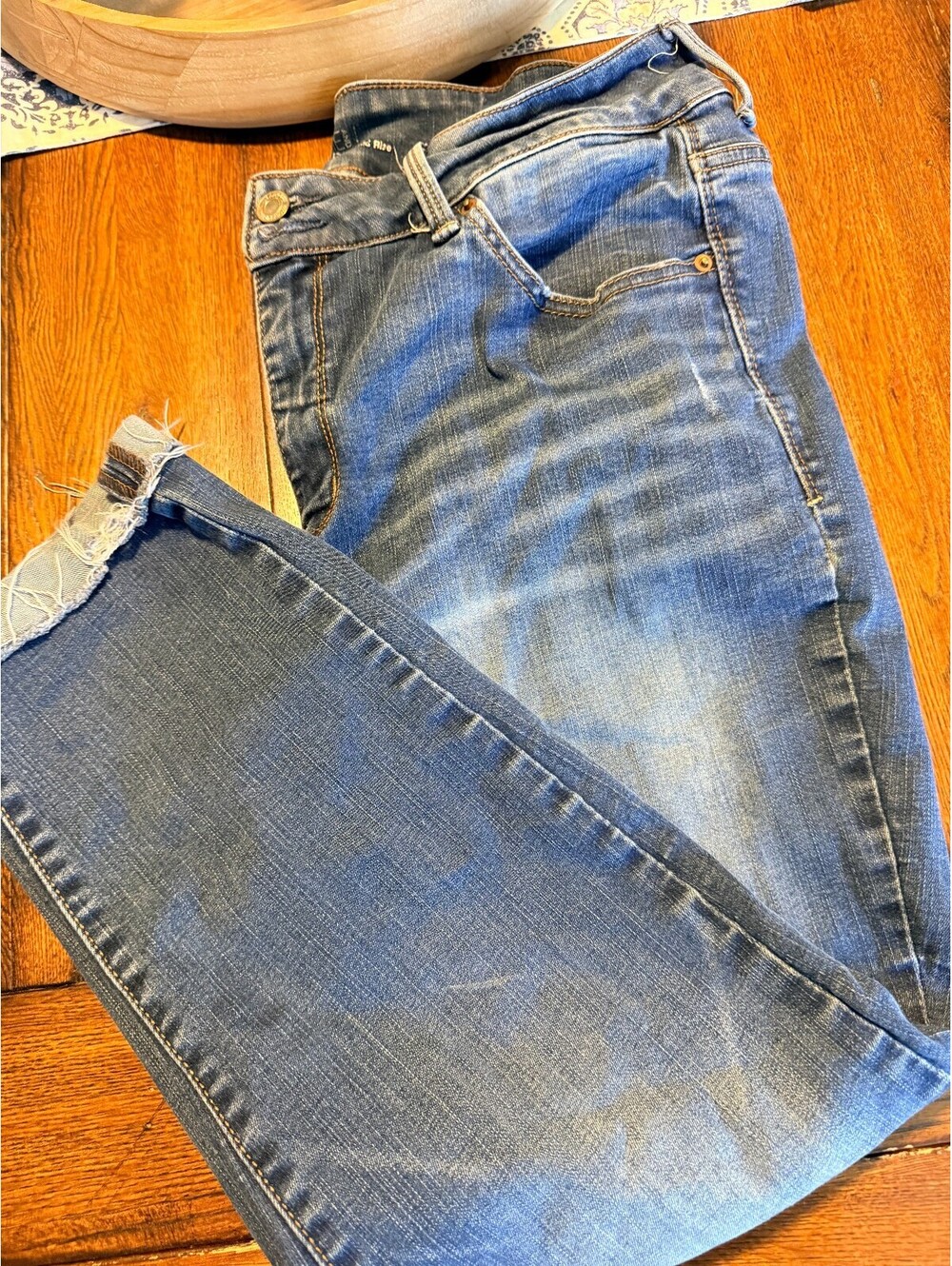 Time n Tru mid-rise distressed capri's sz 16